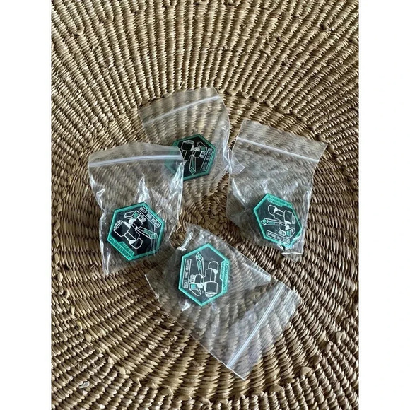 Beat the Bomb Mission 81: the Cyberbot (4) pins NEW - Picture 1 of 5